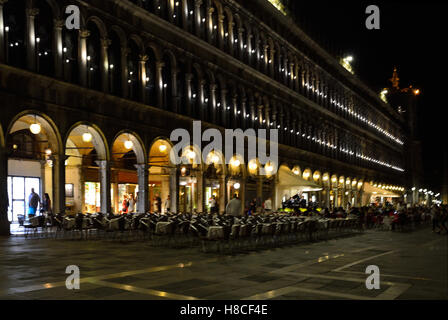 Piazza San Marco de Venise en Italie avec des touristes dans la nuit. Banque D'Images