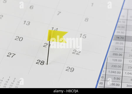 Les broches de jaune sur le calendrier des Wildcats en regard du nombre de vingt huit en concept commercial date et l'heure. Banque D'Images