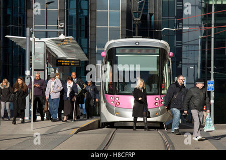 Le Tramway Métro Birmingham voyagez le long de Bull Street dans le centre-ville de Birmingham. Banque D'Images