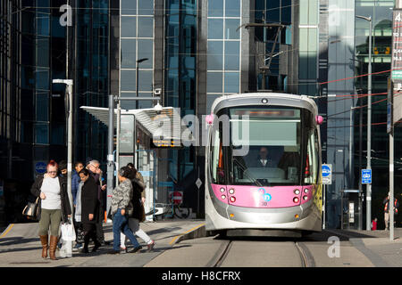 Le Tramway Métro Birmingham voyagez le long de Bull Street dans le centre-ville de Birmingham. Banque D'Images