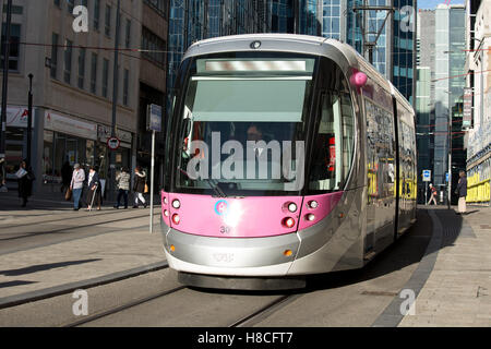 Le Tramway Métro Birmingham voyagez le long de Bull Street dans le centre-ville de Birmingham. Banque D'Images