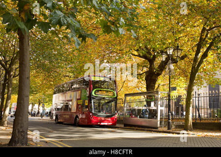 Un numéro National Express West Midlands 9 bus de quitter la position sur Colmore Row Birmingham près de la cathédrale. Banque D'Images