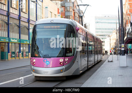 Le Tramway Métro Birmingham voyagez le long de la rue Corporation dans le centre-ville de Birmingham. Banque D'Images