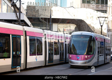 Le Tramway Métro Birmingham voyagez le long de la rue Stephenson à côté de la gare Grand Central et de la gare New Street de Birmingham. Banque D'Images