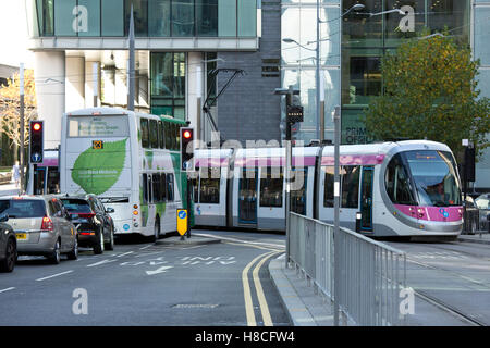 Le Tramway Métro Birmingham voyagez le long de Colmore Circus Queensway près de Snowhill dans le centre-ville de Birmingham. Banque D'Images