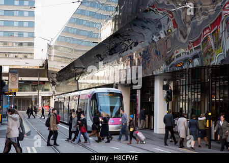 Le Tramway Métro Birmingham voyagez le long de la rue Stephenson à côté de la gare Grand Central et de la gare New Street de Birmingham. Banque D'Images