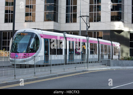 Le Tramway Métro Birmingham voyagez le long de Colmore Circus Queensway près de Snowhill dans le centre-ville de Birmingham. Banque D'Images