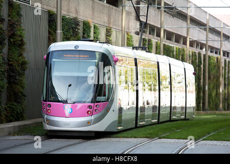 Le Tramway Métro Birmingham voyagez le long de Colmore Circus Queensway près de Snowhill dans le centre-ville de Birmingham. Banque D'Images