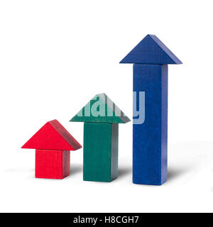 Rouge, vert et bleu des flèches d'un blocs de construction en bois isolé sur fond blanc Banque D'Images