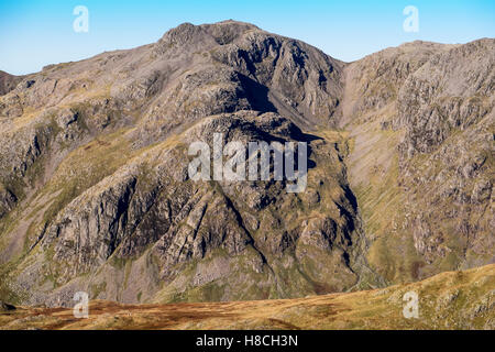 Scafell Pike dans le Lake District National Park vu de Crinkle Crags Banque D'Images