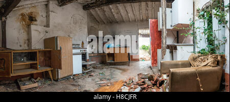 Intérieur d'une maison abandonnée dans le village perché de Toiano Toscane en Italie Banque D'Images