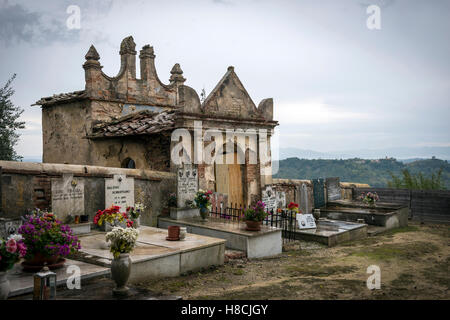 Le petit cimetière de Toiano, un village perché de la Toscane en Italie Banque D'Images