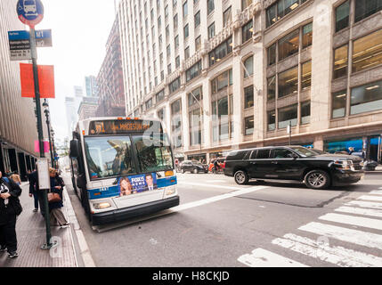 Une publicité pour la Fox News Channel dans un autobus à New York le jeudi, 3 novembre, 2016. (© Richard B. Levine) Banque D'Images