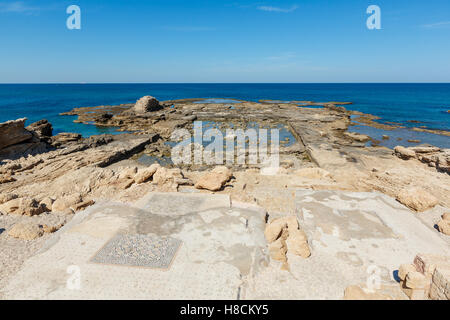 Кemnants de l'ancienne ville byzantine avec une vue sur la mer à Césarée Maritima Parc National, Israël Banque D'Images