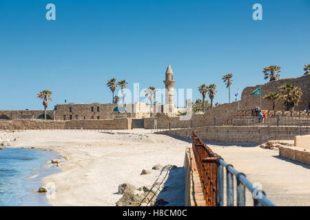 Césarée, ISRAËL - 2 avril 2016 : les gens marcher sur un littoral parmi les vestiges antiques sur Ceasarea Maritima dans Parc National dans Banque D'Images