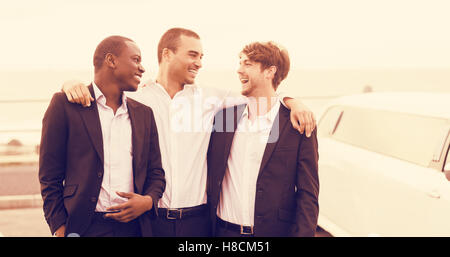 Beaux hommes posant à côté de limousine Banque D'Images