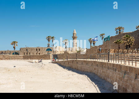 Césarée, ISRAËL - 2 avril 2016 : les gens marcher sur un littoral parmi les vestiges antiques de Ceasarea Maritima dans Parc National dans Banque D'Images