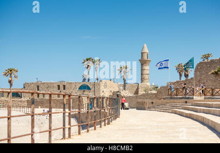 Césarée, ISRAËL - 2 avril 2016 : les gens marcher sur un littoral parmi les vestiges antiques de Ceasarea Maritima dans Parc National dans Banque D'Images