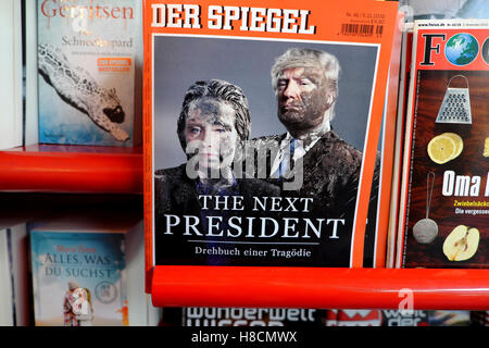 Le magazine allemand Der Spiegel et le couvercle avant à un marchand de journaux portant sur l'élection américaine US Wahl Berlin Novembre 2016 Banque D'Images