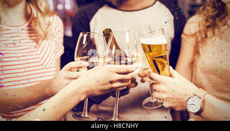 Image composite de l'image recadrée de friends toasting avec bière et vin Banque D'Images