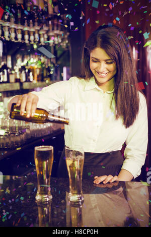 Image composite de female bartender pouring beer dans des verres Banque D'Images