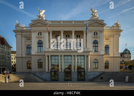 Façade de l'Opéra de Zurich en Suisse Banque D'Images