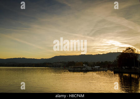 RAPPERSWIL, SUISSE - bateau à vapeur historique : 'Stadt Rapperswil' préparation de croisière sur le lac de Zurich. Banque D'Images