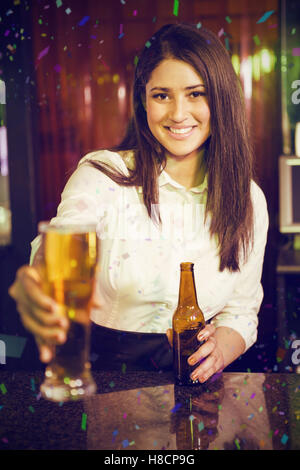 Image composite de portrait de jolie barman servant de la bière au comptoir du bar Banque D'Images