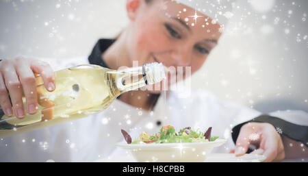 Portrait of woman dressing un chef salad Banque D'Images