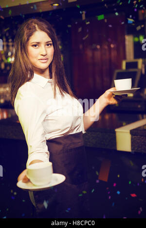 Image composite de portrait de jolie serveuse qui sert du café Banque D'Images