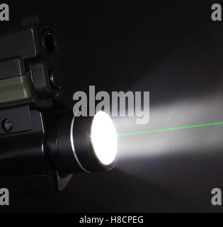 Laser vert venant d'un weaponlight sur une arme de poing Banque D'Images