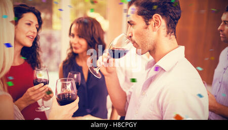 Image composite du groupe d'amis ayant le vin Banque D'Images