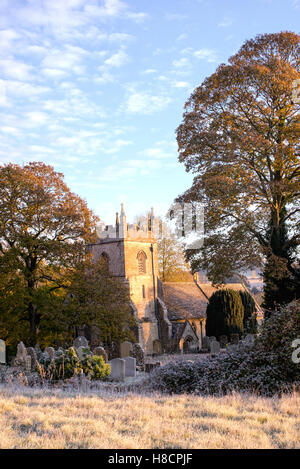 Église Saint Pierre dans la région de Slaughter sur une journée glaciale d'automne matin au lever du soleil. La région de l'abattage. Cotswolds, Gloucestershire, Angleterre Banque D'Images