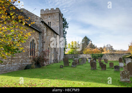 St Leonard & St James Church en automne. Rousham House et jardin. Oxfordshire, Angleterre Banque D'Images