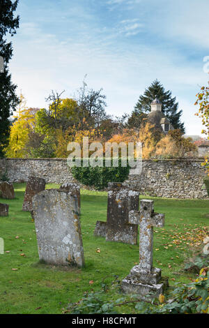 St Leonard & St James Church pierres tombales en automne. Rousham House et jardin. Oxfordshire, Angleterre Banque D'Images