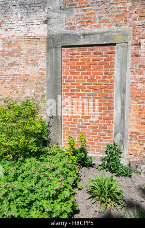 Porte murée dans jardin clos Banque D'Images