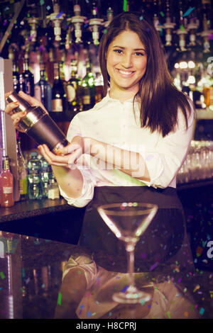 Image composite de portrait de barman cocktail de mélange dans un shaker Banque D'Images