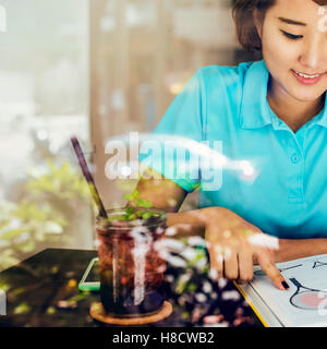 Asian Woman Reading Book Compétences Tennis Concept Banque D'Images