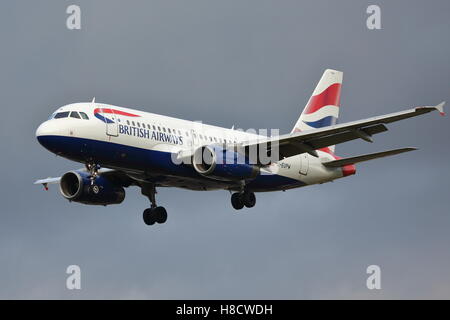 British Airways Airbus A319 G-EUPW l'atterrissage à l'aéroport Heathrow de Londres, UK Banque D'Images