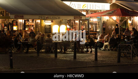 En été, la place Savignyplatz Berlin,Savigny Platz Place Charlottenburg Wilmersdorf avec restaurant zwiebelfisch Banque D'Images