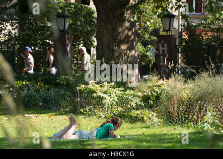 En été, la place Savignyplatz Berlin,Savigny Platz Place Charlottenburg Wilmersdorf avec restaurants Banque D'Images