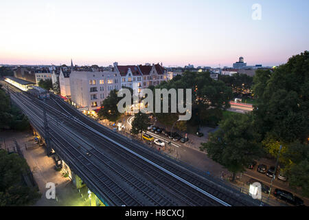 Berlin en été, les oiseaux de la place Savignyplatz, Savigny Platz à Berlin Wilmersdorf carrés avec des restaurants Banque D'Images