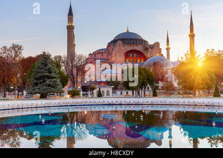 Sainte-sophie à Istanbul. Le célèbre monument de l'architecture Byzantine. Vue de la cathédrale Sainte-Sophie au lever du soleil Banque D'Images