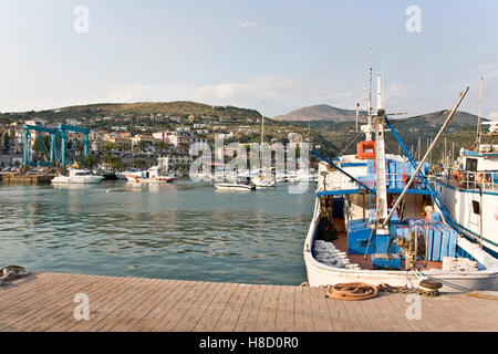 Port de Marina di Camerota, Parc National du Cilento et Vallo di Diano, UNESCO World Heritage Site, Salerne, Campanie, Italie Banque D'Images