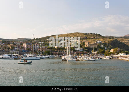 Port de Marina di Camerota, Parc National du Cilento et Vallo di Diano, UNESCO World Heritage Site, Salerne, Campanie, Italie Banque D'Images