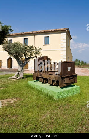 Très vieille petite locomotive dans une ferme à Salerne, Campanie, Italie, Europe Banque D'Images