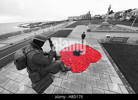 NOTE DE DROIT A ÉTÉ TRAITÉE DANS PHOTOSHOP David McKenna, 50 ans, qui a servi 24 ans dans le Régiment royal de fusiliers et a aidé à organiser les centaines de cailloux peints à la main qui ont été placés au pied de la Statue de Tommy à Seaham, Co Durham, pour marquer le Jour de l'Armistice le vendredi. Banque D'Images