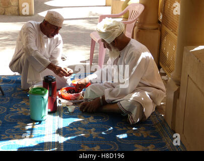 Souk à Nizwa, Oman Händler im Gespräch, Pause Banque D'Images