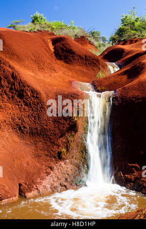 Une petite chute à terre rouge, dans le Canyon de Waimea sur l'île de Kauai, Hawaii, USA. Banque D'Images