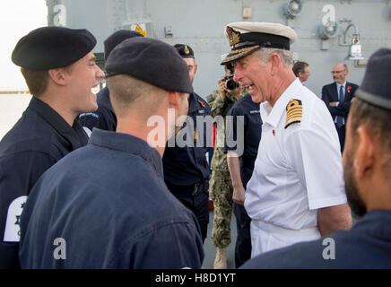 Le Prince de Galles sur le HMS Middleton comme il a visité la base navale de Mina Salman où il ouvre le bloc de bien-être et rencontré UK, du Commonwealth et des Forces maritimes combinées qui servent à Bahreïn lors d'une visite dans le pays dans le cadre de sa tournée au Moyen-Orient. ASSOCIATION DE PRESSE Photo, Photo date : Jeudi 10 novembre 2016. Voir PA story Tournée royale. Crédit photo doit se lire : Arthur Edwards/le soleil/PA Wire Banque D'Images